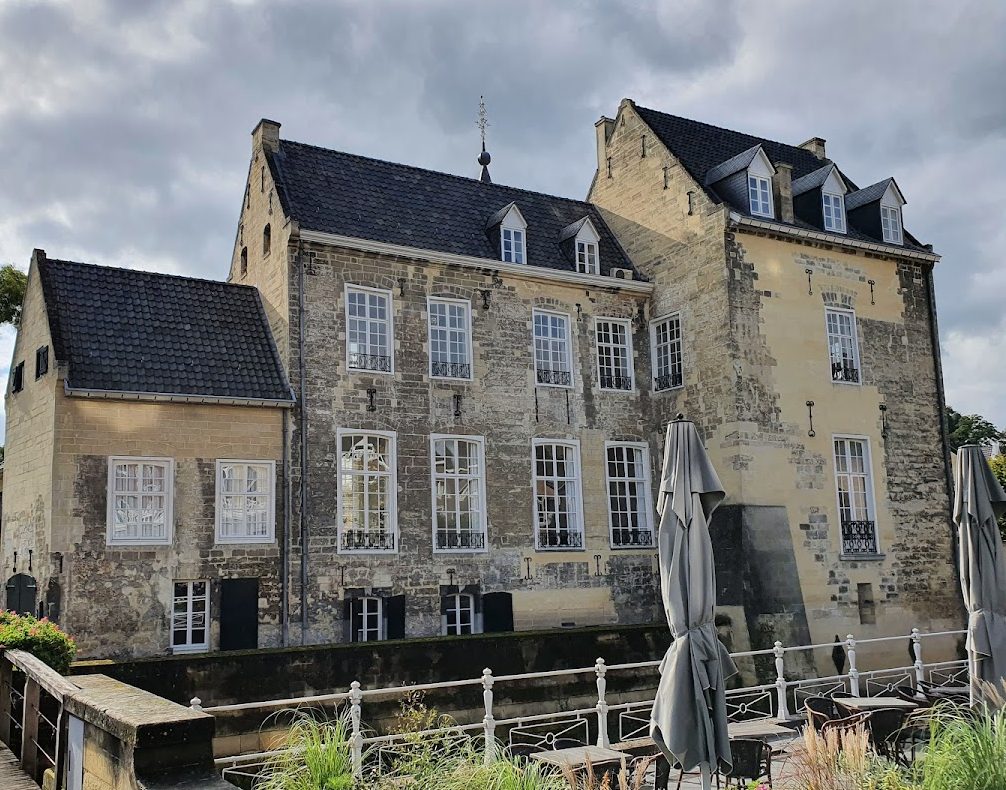 Den Halder Castle: A Medieval Fortified Residence in Valkenburg 1 Den Halder Castle