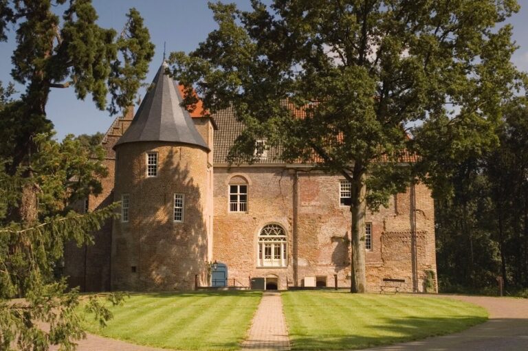 Kasteel Nederhemert: A Medieval Castle and Former Fort in the Netherlands