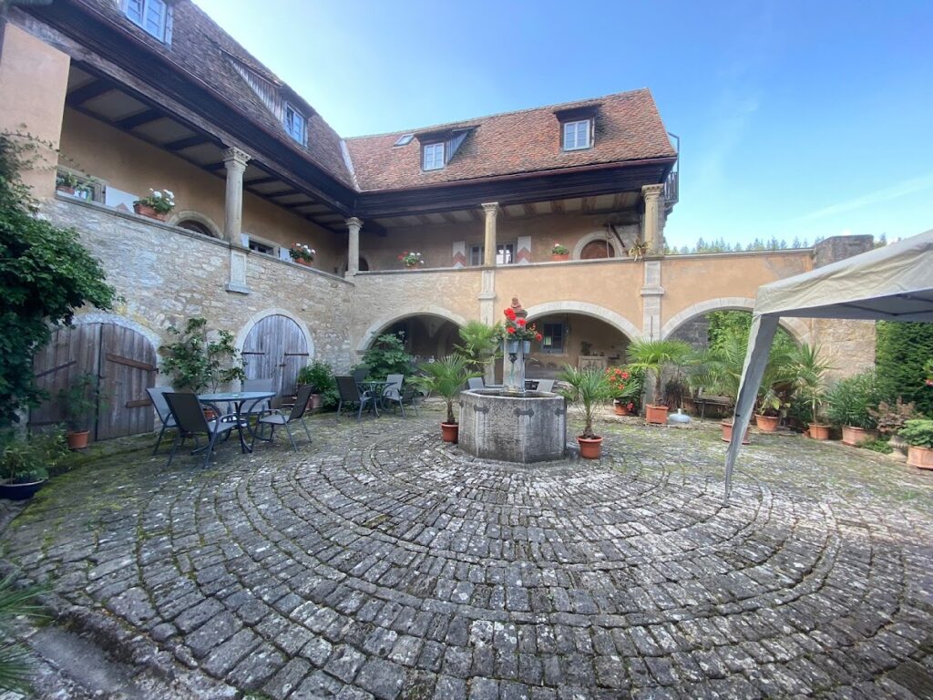 Geyer-Schloss Reinsbronn: A Renaissance Water Castle in Germany 2 Geyer-Schloss Reinsbronn