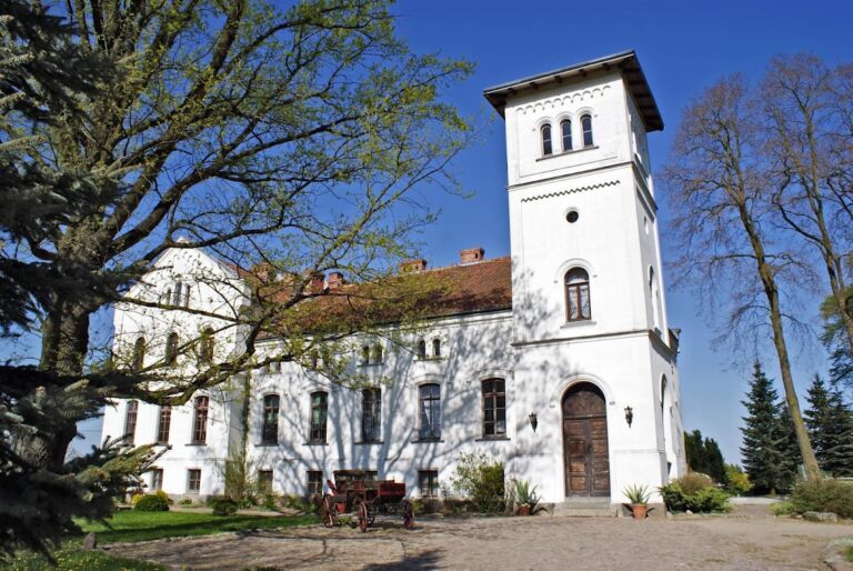Pałac w Osiece (White Prince): A Palace and Park Complex in Poland