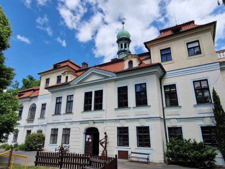 Veleslavín Castle: A Baroque Estate and Sanatorium in Prague