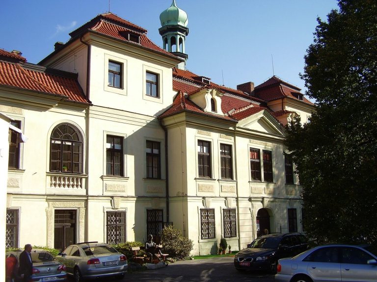 Veleslavín Castle: A Baroque Estate and Sanatorium in Prague