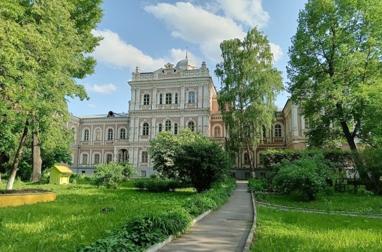 Elizabeth of Russia’s Palace in Sokolniki: An Imperial Estate and Charitable Institution