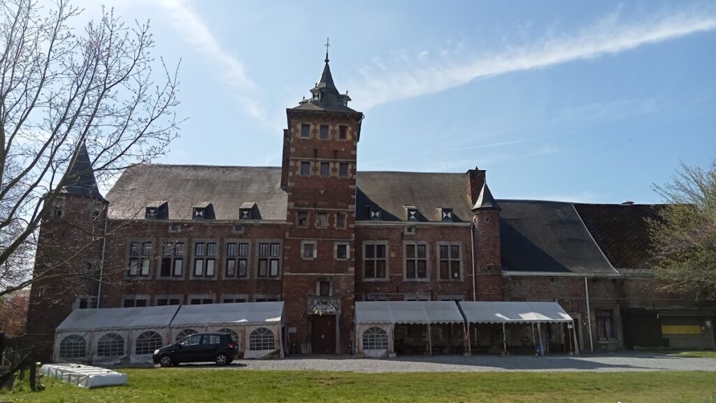 Castle of Hollogne: Seat of the Lordship of Grâce-Courtejoye 1 Castle of Hollogne