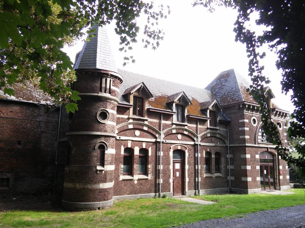 Castle of Hollogne: Seat of the Lordship of Grâce-Courtejoye 2 Castle of Hollogne