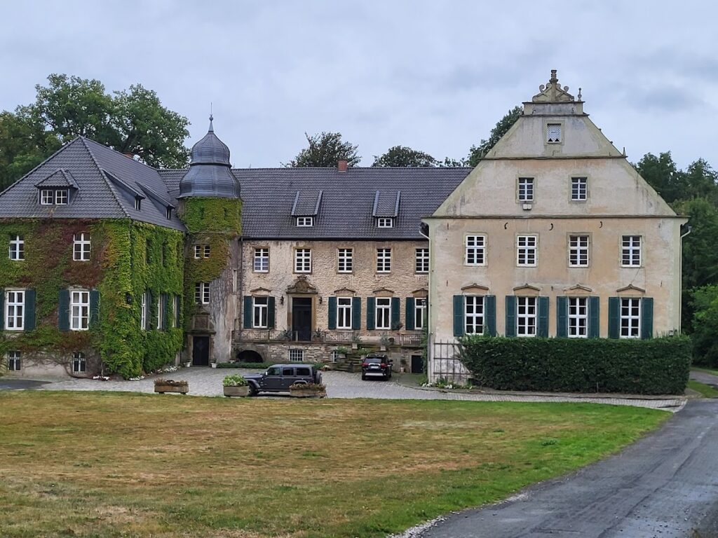 Gut Ostenwalde: A Late-Medieval Knightly Estate and Water Castle in Germany 1 Gut Ostenwalde