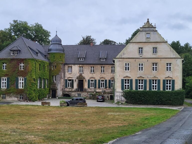 Gut Ostenwalde: A Late-Medieval Knightly Estate and Water Castle in Germany