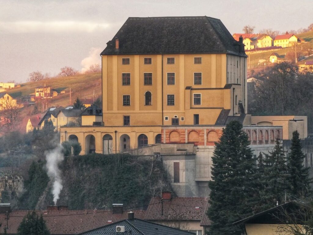 Schloss Steyregg: A Historic Castle Complex in Austria 3 Schloss Steyregg