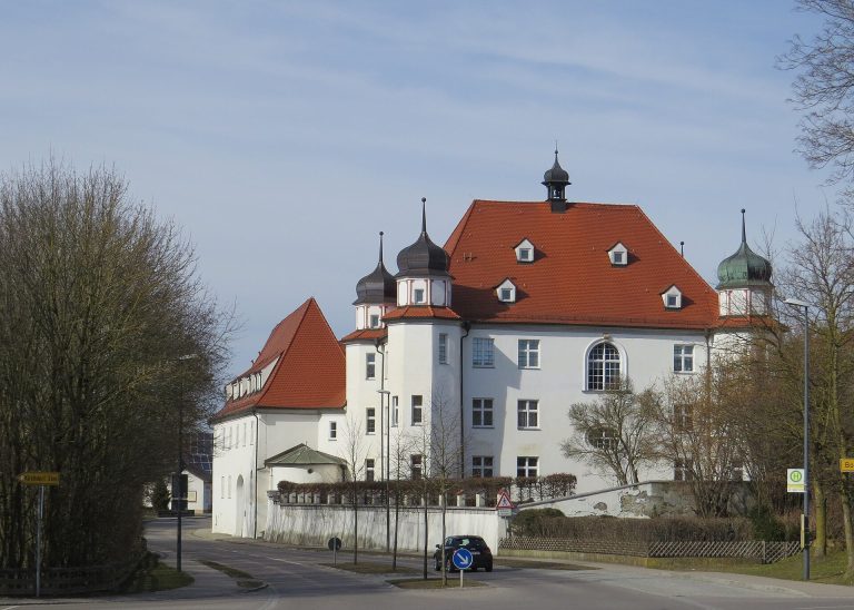Schloss Fellheim: A Historic Castle and Chapel in Bavaria