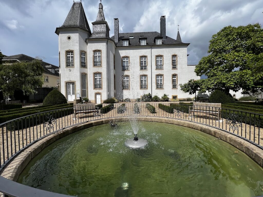 Munsbach Castle: A Baroque Manor and Former Educational Estate 1 Munsbach Castle