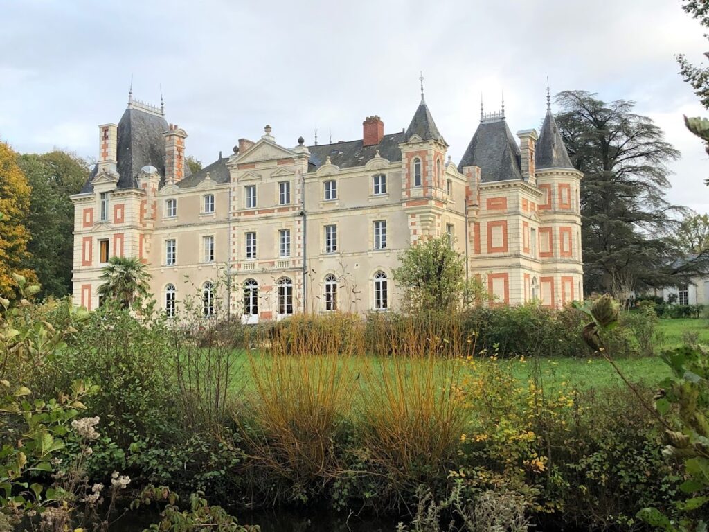 Castle Grésillon: An Esperanto Cultural Centre in France 1 Castle Grésillon
