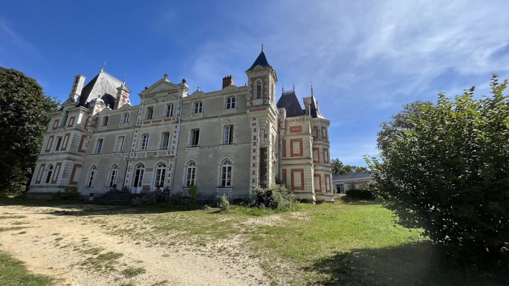 Castle Grésillon: An Esperanto Cultural Centre in France 2 Castle Grésillon