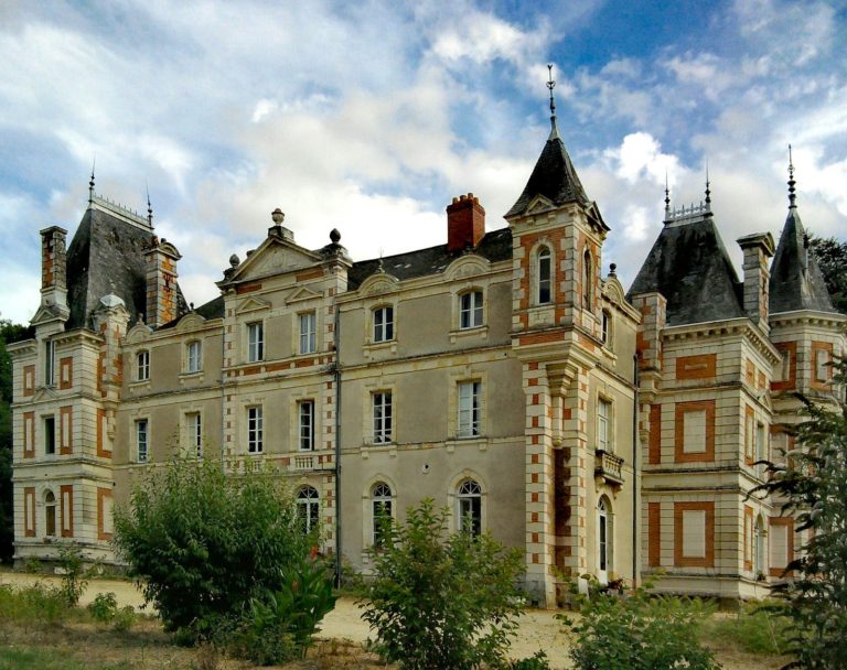 Castle Grésillon: An Esperanto Cultural Centre in France