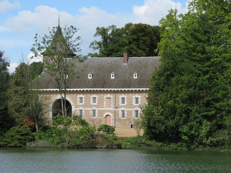 Kasteel van ‘s Herenelderen: A Moated Noble Residence in Belgium