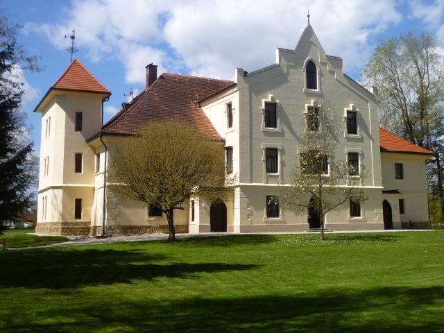 Schloss Mamling: A Historic Moated Castle in Austria