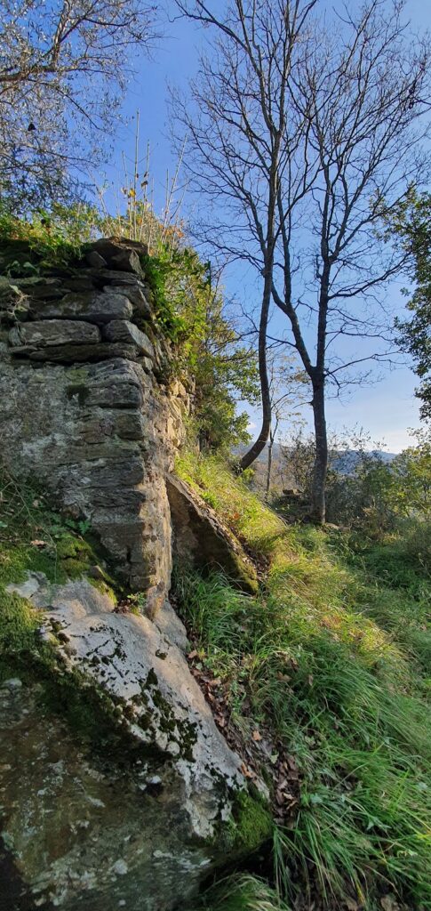 Castle of Rivarola: A Medieval Genoese Fortification in Italy 1 Castle of Rivarola