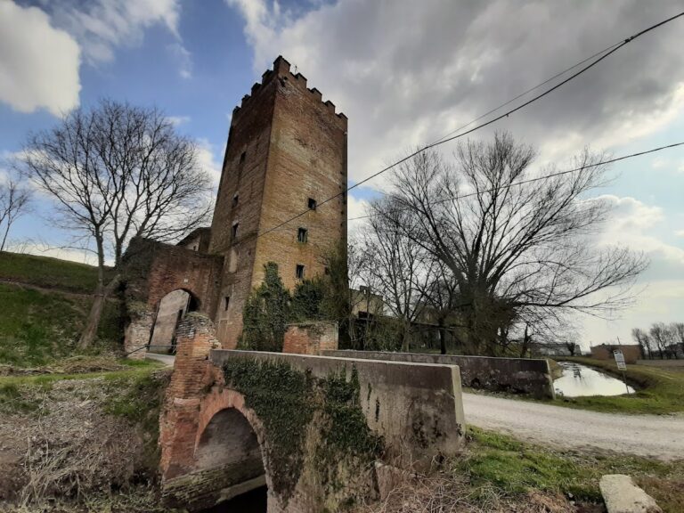 Castello di Castiglione Mantovano: A Medieval Defensive Fortress in Italy