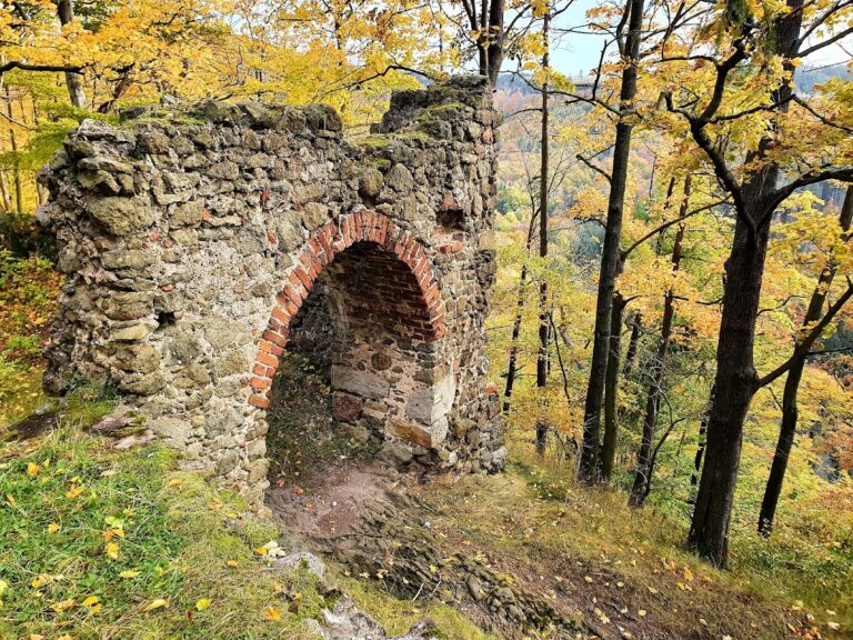 Nowy Dwór Castle in Wałbrzych: A Piast Frontier Stronghold