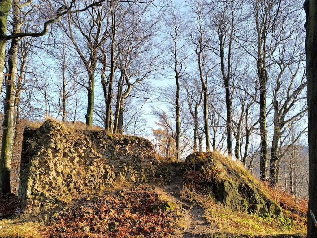 Nowy Dwór Castle in Wałbrzych: A Piast Frontier Stronghold 2 Nowy Dwór Castle in Wałbrzych