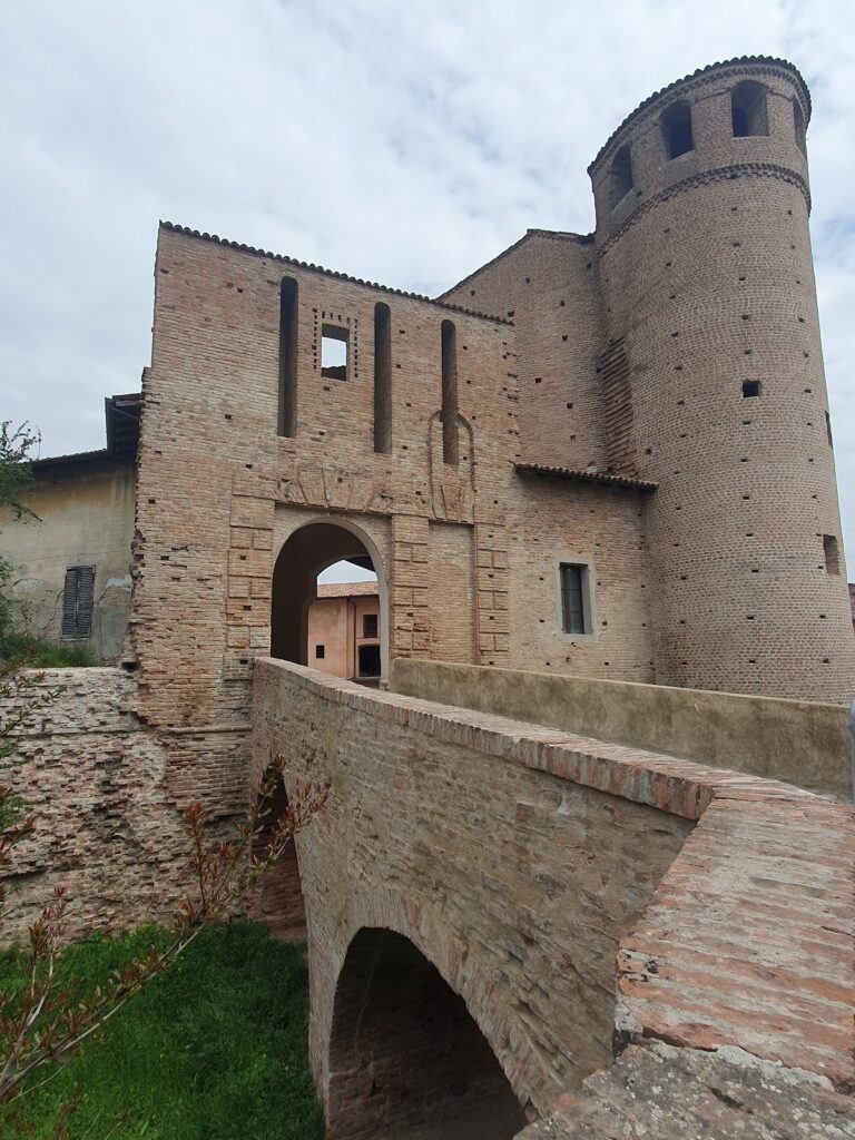 Castello di Calendasco: A Medieval Defensive Manor in Italy