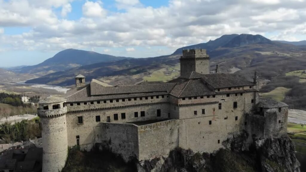 Castle of Bardi: A Medieval Fortress in Northern Italy 1 Castle of Bardi