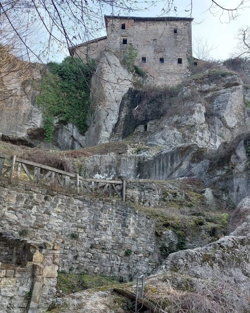 Castle of Borzano: A Fortified Site in Italy 1 Castle of Borzano