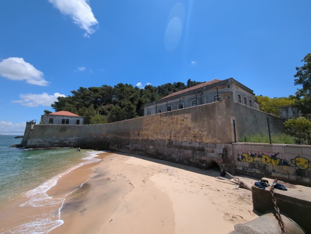 Fort of Trafaria: A Seventeenth-Century Defence and Quarantine Complex in Portugal 1 Fort of Trafaria