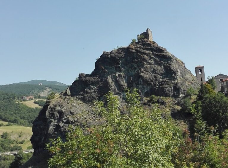 Pietramogolana Castle: A Medieval Fortress Guarding Italy’s Taro Valley