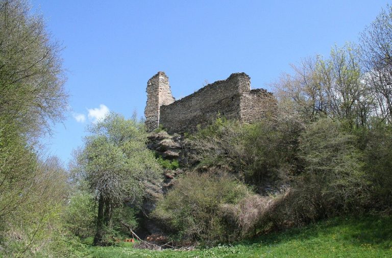 Heinzenberg Castle: A Medieval Hill Castle in Switzerland
