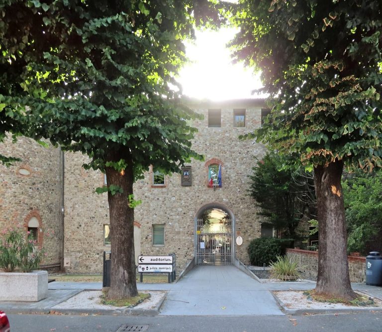 Castello di Podenzano: A Medieval Defensive Castle in Italy