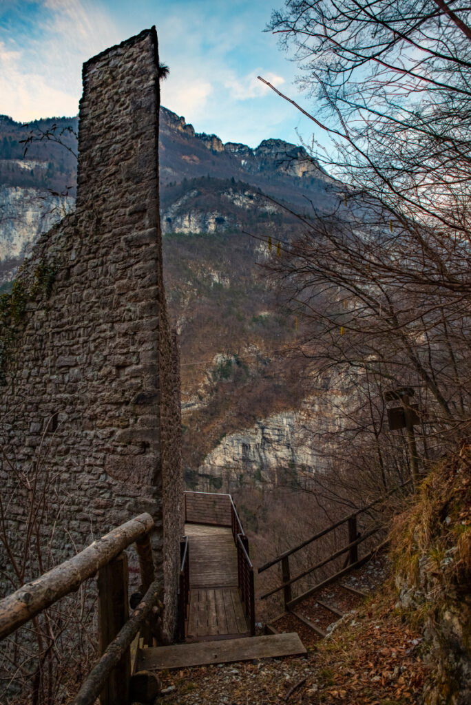 Castello della Gardona: A Medieval Fortification in Italy 1 Castello della Gardona