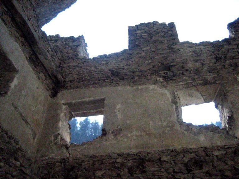 Fracstein Castle: A Medieval Valley Fortress in Switzerland