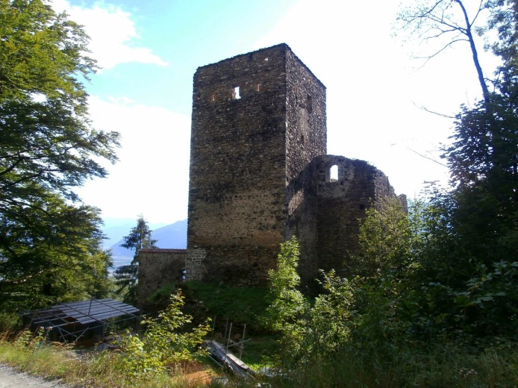 Neu-Aspermont Castle: A High-Medieval Spur Castle in Switzerland 1 Neu-Aspermont Castle