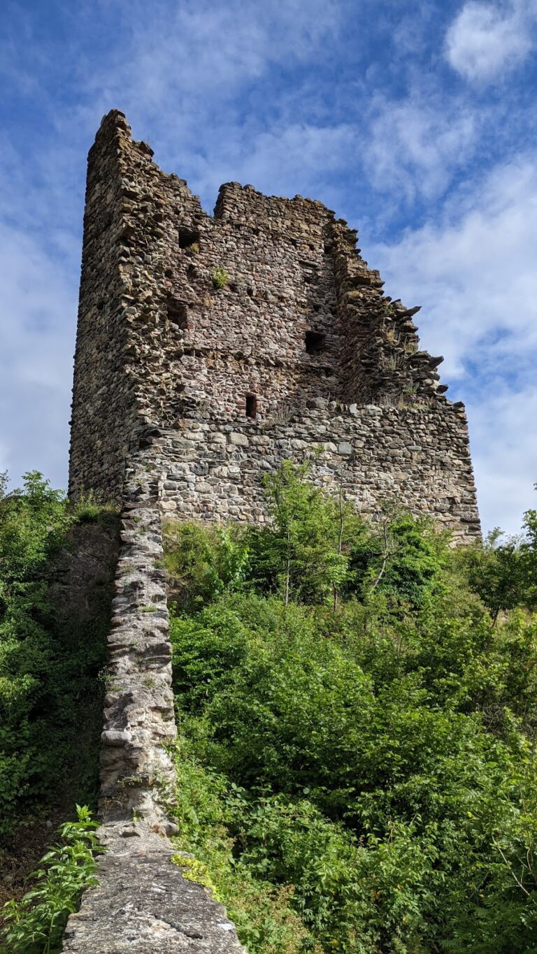 Freudenberg Castle: Medieval Hill Castle Ruins in Switzerland
