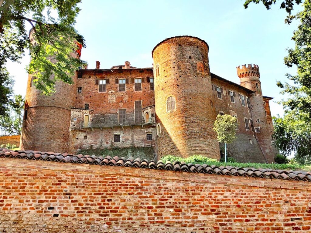 Castello di Sommariva del Bosco: A Historic Fortress and Aristocratic Residence in Italy 1 Castello di Sommariva del Bosco