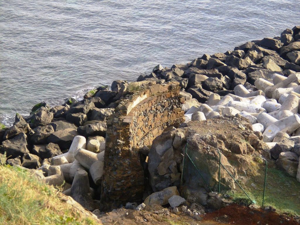 Fort of the Espírito Santo: A Sixteenth-Century Coastal Fortification in Portugal 1 Fort of the Espírito Santo