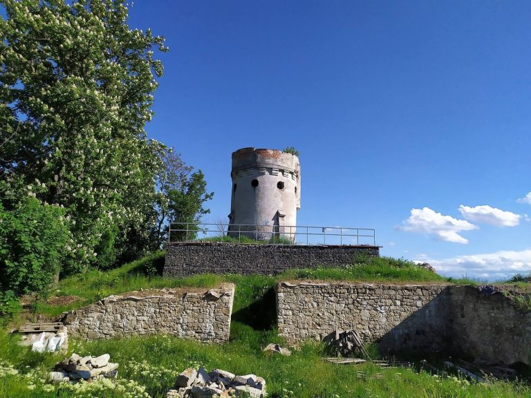 Čeklís Castle: A Medieval Guard Fortification in Slovakia