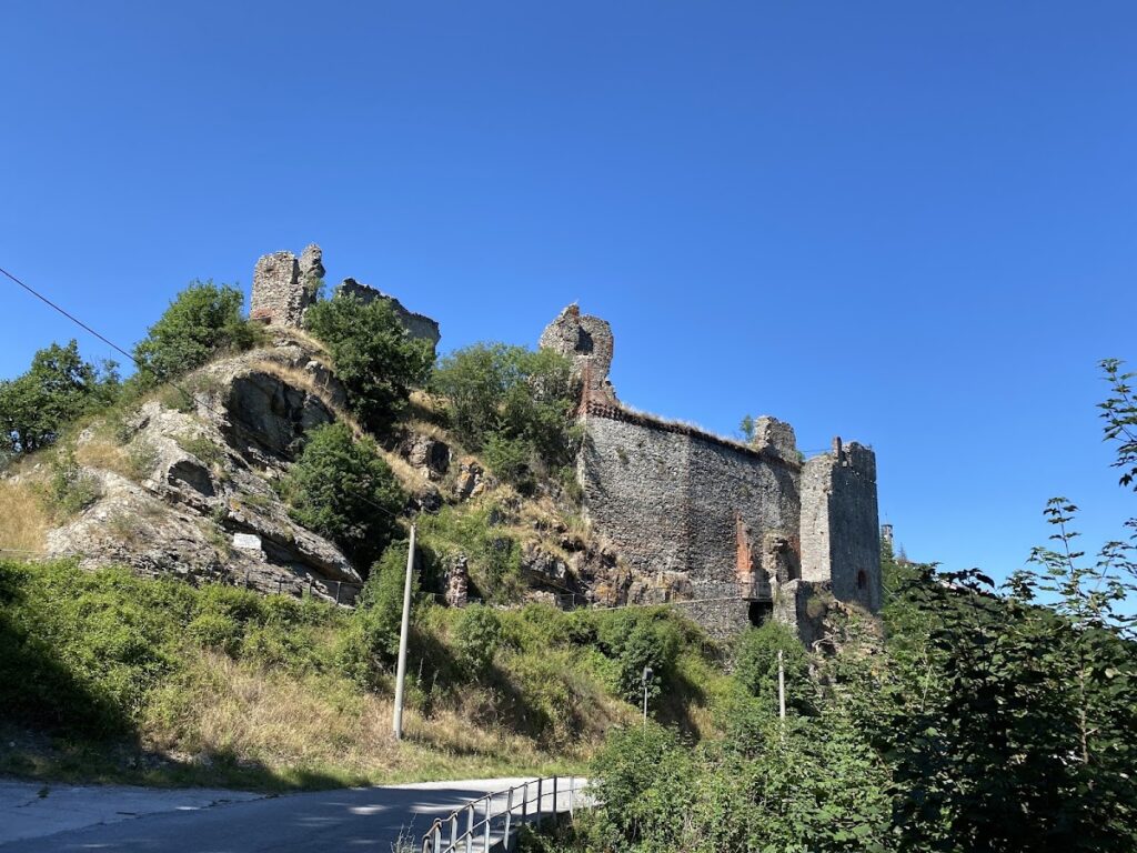 Castle of Roccavignale: A Medieval Defensive Stronghold in Italy 1 Castle of Roccavignale