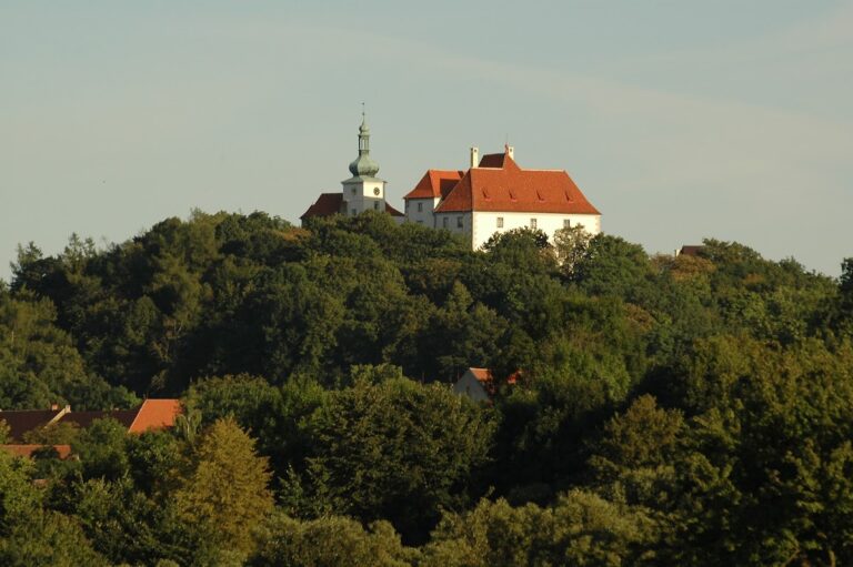 Vysoký Chlumec Castle: A Medieval Noble Seat in Czechia