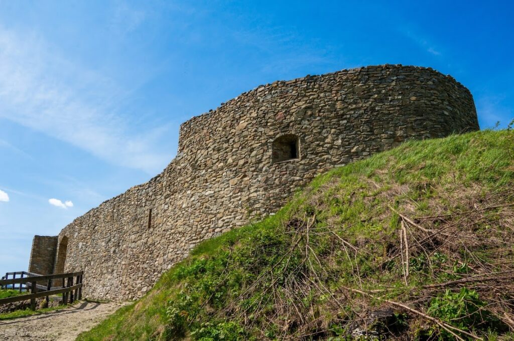 Rytro Castle: A Medieval Royal Stronghold in Poland 4 Rytro Castle