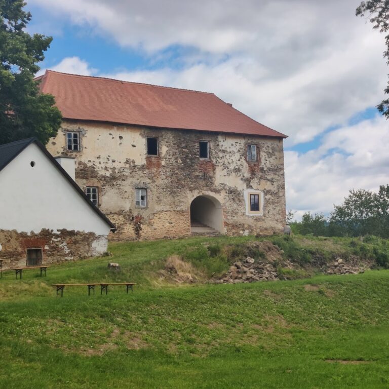 Opálka Fort: A Medieval Fortified Residence in Czechia