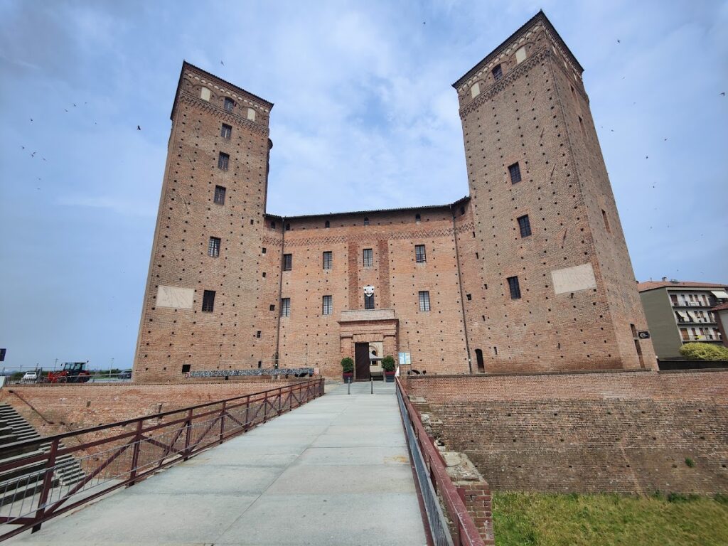 Castle of the Princes of Acaja: Medieval Fortress and Civic Landmark in Fossano 1 Castle of the Princes of Acaja