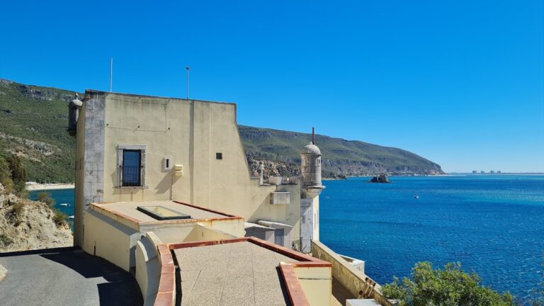 Forte de Santa Maria da Arrábida: Coastal Fort and Former Convent in São Lourenço, Portugal