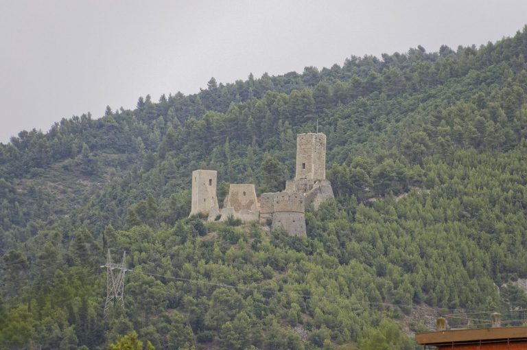 Castello di Popoli: A Medieval Enclosed Fortress in Italy