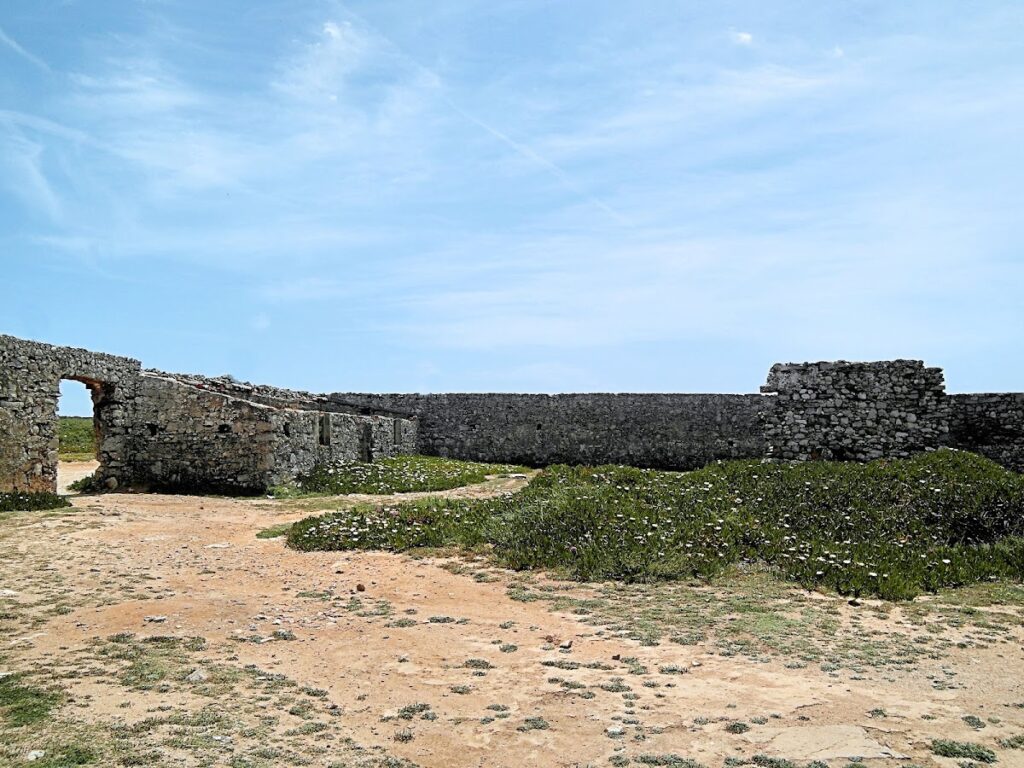 Fort of Cresmina: A Coastal Military Fortification in Portugal 1 Fort of Cresmina