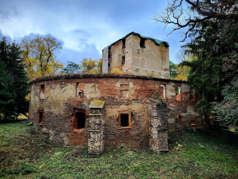 Ciepłowody Castle: A Medieval and Renaissance Residence in Poland