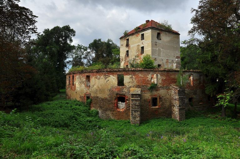 Ciepłowody Castle: A Medieval and Renaissance Residence in Poland