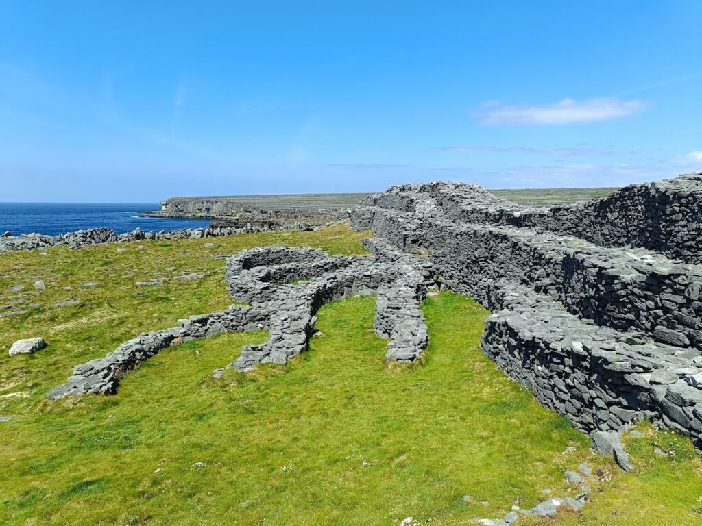 Dún Dúchathair: A Stone Promontory Fort on Inishmore, Ireland 1 Dún Dúchathair