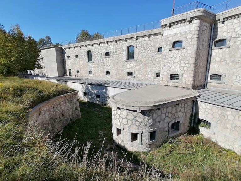 Forte Santa Viola: Early 20th-Century Armored Fort in Grezzana
