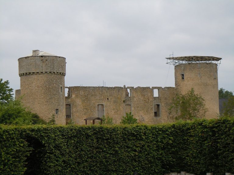 Autelbas Castle: A Lowland Fortified Castle in Belgium